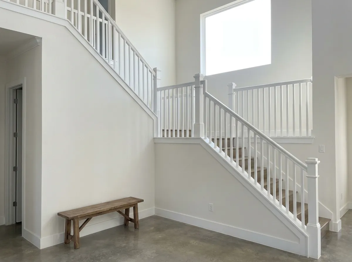 Escalera interior con paredes y barandal recién pintados